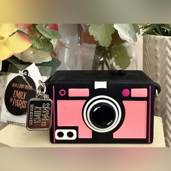 🆕📷 BATH & BODY WORKS EMILY IN PARIS  “VINTAGE CAMERA” POCKETBAC HOLDER. NEW! - Picture 8 of 10